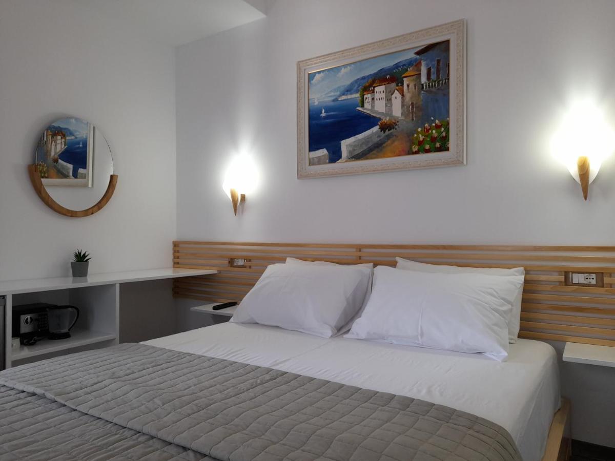 Anxhelos Hotel Himare Exterior photo
