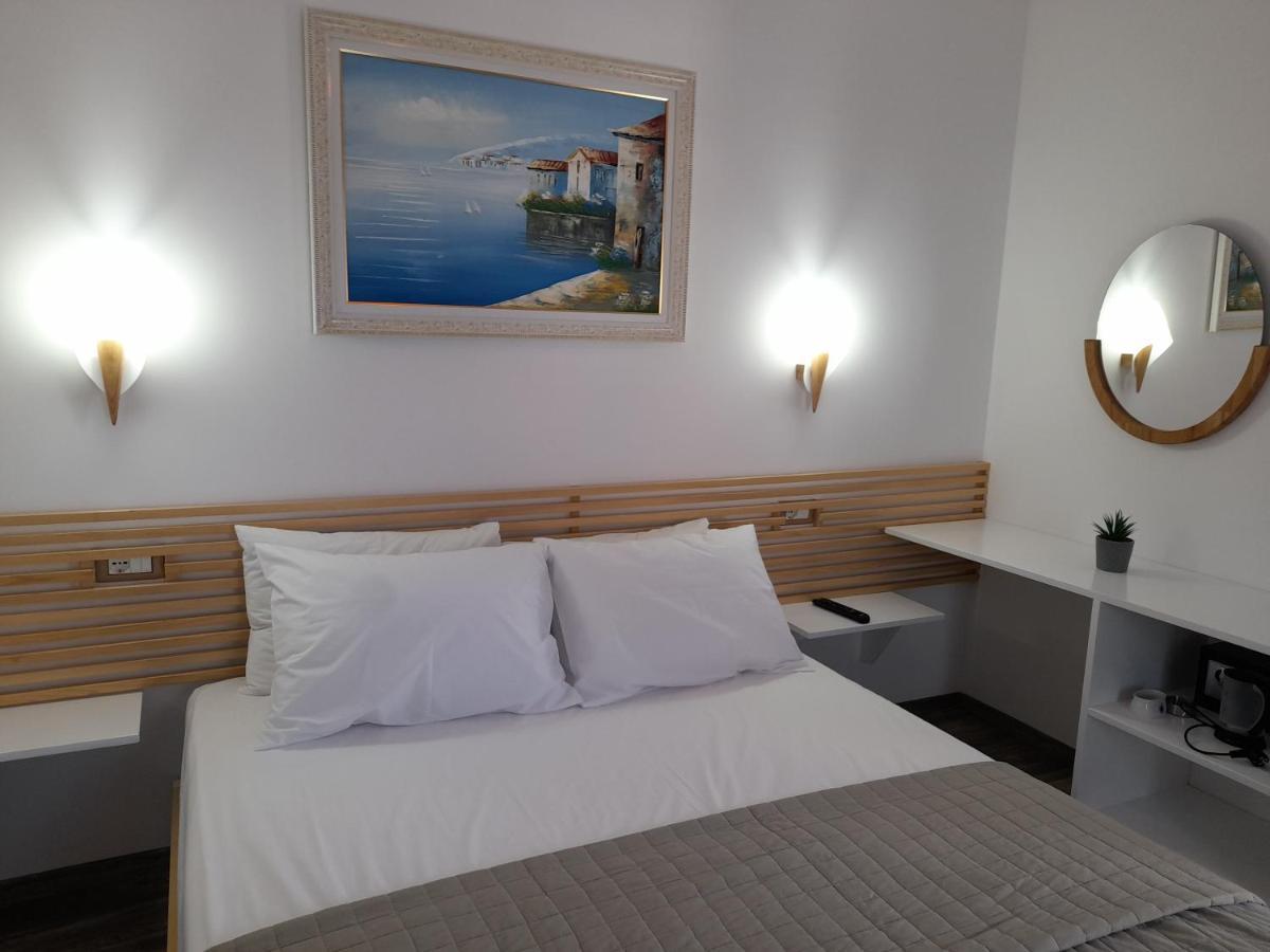 Anxhelos Hotel Himare Exterior photo