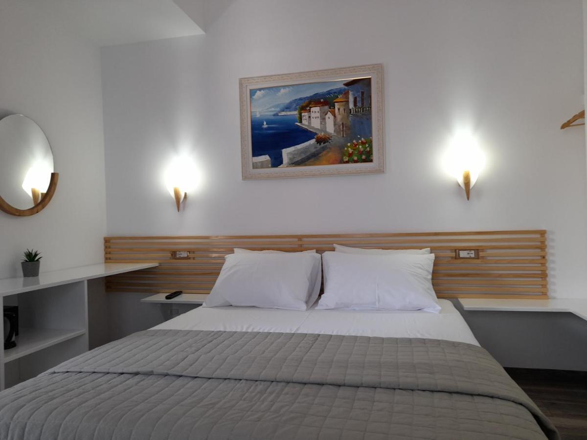 Anxhelos Hotel Himare Exterior photo