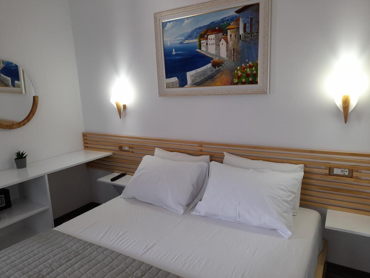 Anxhelos Hotel Himare Exterior photo